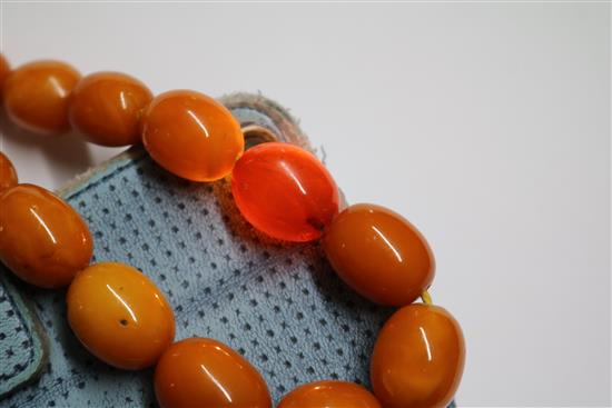 A single strand amber bead necklace, gross 53 grams, 46cm.